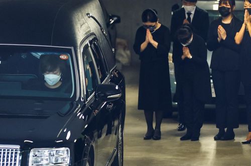 Gia đình cựu Thủ tướng Shinzo Abe bắt đầu tổ chức lễ viếng để tưởng nhớ vị thủ tướng quá cố từ chiều 11/7 (giờ địa phương) tại đền Zojoji, theo AFP. Đền Zojoji cũng là địa điểm diễn ra tang lễ của ông vào ngày 12/7. Trong ảnh là phu nhân ông Abe mắt nhắm nghiền, ngồi trên chiếc xe chở thi hài cựu thủ tướng rời nhà đến Zojoji.