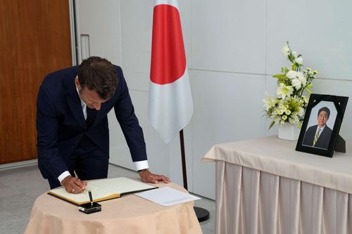 Tổng thống Emmanuel Macron viết sổ tang tại Đại sứ quán Nhật Bản tại Pháp ở Paris hôm 11/7.