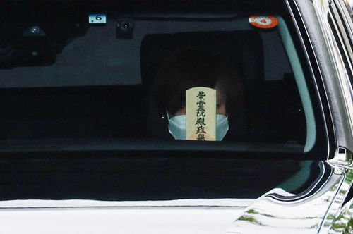 Bà Akie Abe, vợ cố Thủ tướng Abe, ngồi trong xe đưa thi hài chồng mình đến nơi hỏa táng. Truyền thông đã ghi lại hình ảnh bà cúi chào người dân hai bên đường khi đoàn xe đi qua những con phố tại Tokyo. Bà Akie kết hôn với ông Shinzo Abe vào năm 1987.
