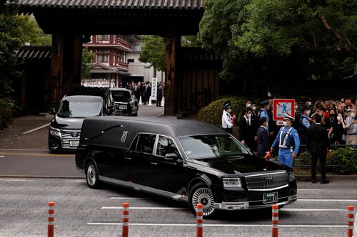 Đoàn xe tang đưa thi hài cố Thủ tướng Shinzo Abe rời đền Zojoji, nơi tang lễ diễn ra riêng tư, vào trưa 12/7. Đoàn xe tang sẽ đi qua các con phố tại Tokyo, qua những địa điểm gắn với sự nghiệp chính trị của ông Abe, trước khi đưa thi hài ông đến nhà tang lễ Kirigaya để hỏa táng.