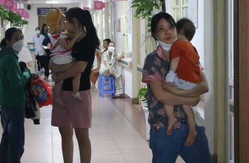 Nhiều trẻ được bố mẹ đưa tới khám do có triệu chứng tay chân miệng. Ảnh minh họa: MT.