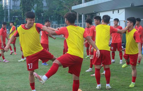  Trong buổi tập này, HLV Đinh Thế Nam cũng chủ yếu cho các học trò “làm nóng” với khối lượng vận động vừa phải để nhằm đảm bảo tốt thể lực cũng như tránh chấn thương khi trận bán kết diễn ra vào ngày hôm sau. 