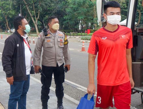  Các thành viên U19 Việt Nam tỏ ra khá bất ngờ khi thấy đông đảo cảnh sát mang sắc phục như vậy từ khi đến Indonesia dự VCK U19 Đông Nam Á. Tất cả bắt nguồn sau trận hòa 1-1 trước Thái Lan, khiến chủ nhà Indonesia bị loại từ vòng bảng. 