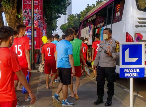  Lần đầu tiên, xe buýt của U19 Việt Nam có xe dẫn đường. Bốn chiếc xe được cảnh sát lái để hộ tống. Lối ra, vào sân tập của U19 Việt Nam luôn có người túc trực, đảm bảo đóng kín trong lúc thầy trò ông Đinh Thế Nam tập luyện ở Khu liên hợp ở Jakarta. 
