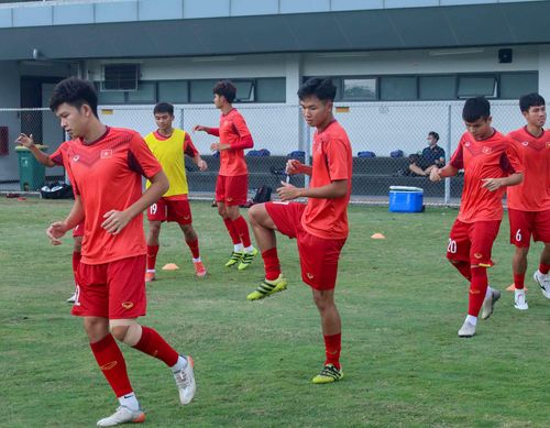  Ca chấn thương duy nhất của U19 Việt Nam là Văn Thảo. Cầu thủ này ngồi ngoài để quan sát đồng đội do chấn thương ở gót chân chưa lành. Trong lúc đó, trung vệ Văn Triệu lần đầu tiên trở lại tập luyện với đồng đội kể từ khi đặt chân đến Indonesia. 