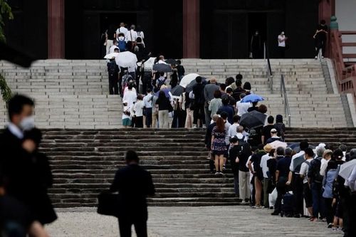 Người dân xếp hàng dài vào chùa Zojoji tiễn biệt cố Thủ tướng Abe Shinzo. (Nguồn: Reuters)