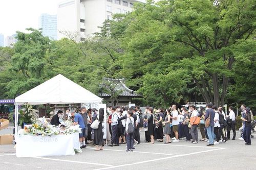 Người dân xếp hàng để chờ vào viếng cố Thủ tướng Abe Shinzo(Ảnh: Đào Thanh Tùng/TTXVN)