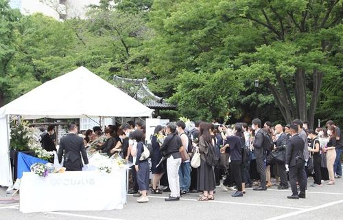 Đông đảo người dân Nhật Bản đã tới đưa tiễn cố Thủ tướng Abe Shinzo. (Ảnh: Đào Thanh Tùng/TTXVN)