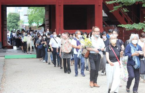 Đông đảo người dân Nhật Bản đã tới viếng cố Thủ tướng Abe Shinzo. (Ảnh: Đào Thanh Tùng/TTXVN)