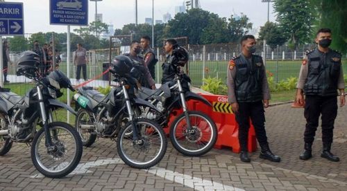 Cảnh sát bảo vệ khu vực tập của U19 Việt Nam.