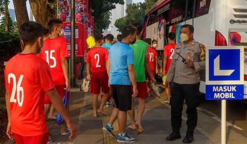 Lực lượng an ninh theo sát U19 Việt Nam.