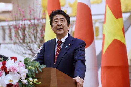  Cựu Thủ tướng Shinzo Abe đã đóng góp lớn cho quan hệ Việt Nam - Nhật Bản. Trong ảnh, ông Abe thăm chính thức Việt Nam trong chuyến công du năm 2017. Ảnh: Tiến Tuấn. 