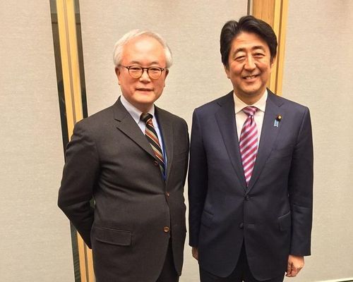 Ông Tomohiko Taniguchi (trái) chụp cùng cố Thủ tướng Shinzo Abe. Ảnh: Arab News. 