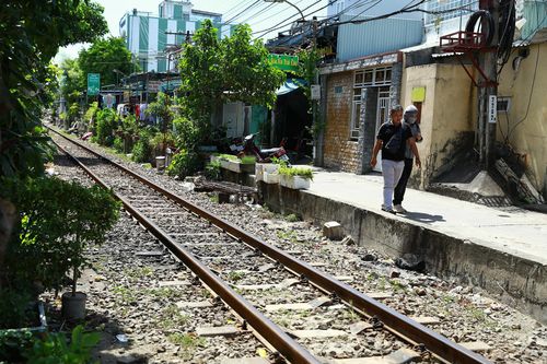 Đường sắt nằm ở các khu dân cư khiến cuộc sống người dân gặp nhiều bất tiện. Ảnh: Đoàn Nguyên.