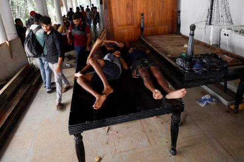  Người dân nằm dài trong nhà tổng thống ở Colombo ngày 13/7. Ảnh: Reuters. 