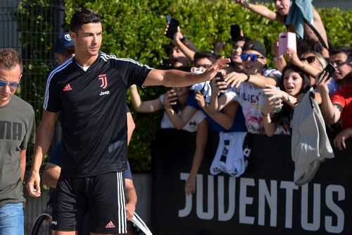 Việc Ronaldo rời Juventus ảnh hưởng không nhỏ đến sự hiện diện trên mạng xã hội của CLB thành Turin. Juventus ghi nhận 902,4 triệu lượt tương tác trong các bài đăng của CLB trên mạng xã hội ở mùa giải 2021/22, giảm 43% so với mùa giải 2020/21. 