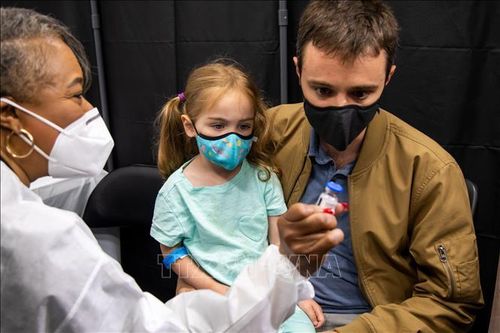 Nhân viên y tế chuẩn bị tiêm vaccine phòng COVID-19 cho người dân tại New York, Mỹ, ngày 22/6/2022. Ảnh: THX/TTXVN