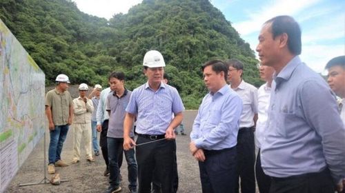 Đại diện Ban QLDA Thăng Long báo cáo Bộ trưởng Nguyễn Văn Thể tình hình thi công xây dựng tuyến cao tốc Mai Sơn - QL45.