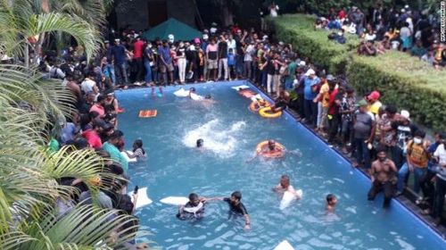 Người biểu tình xông vào dinh thự của Tổng thống Sri Lanka. Ảnh: CNN