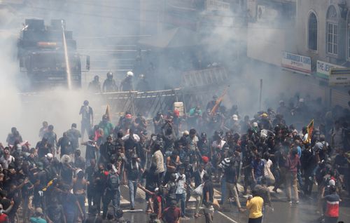  Đám đông giận dữ xông vào dinh tổng thống Sri Lanka. Ảnh: Reuters. 