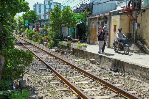  Hệ thống đường ray nằm sát nhà dân. Ảnh: Đoàn Nguyên. 