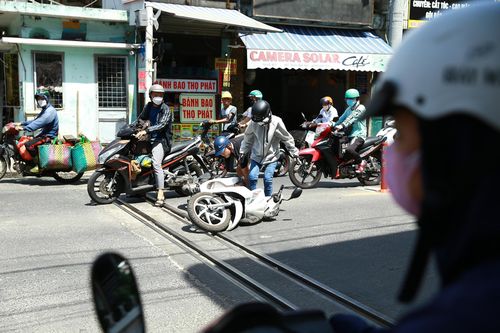  Tại nút giao đường Lê Độ và đường sắt từng xảy ra nhiều vụ tai nạn giao thông. Ảnh: Đoàn Nguyên. 