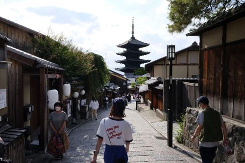 Người dân đi bộ dọc theo một con phố hẹp ở Kyoto, sau khi Nhật Bản mở cửa đón khách du lịch nước ngoài. Ảnh: Bloomberg