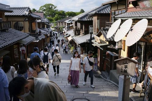Du khách dạo quanh Kyoto. Ảnh: Bloomberg