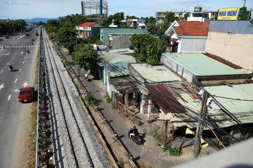 Đường sắt nằm lọt giữa đô thị, gây bất tiện, nguy hiểm cho người dân Đà Nẵng. Ảnh: Đoàn Nguyên.