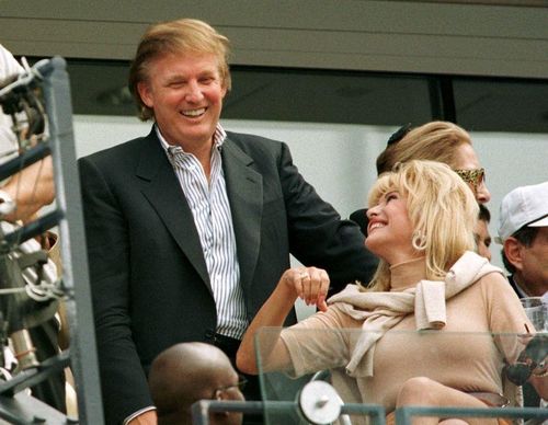 Bà Ivana và ông Trump đường ai nấy đi sau bê bối ngoại tình của ông với bà Marla Maples - người sau đó trở thành vợ hai của ông. Trong vụ giải quyết ly hôn, bà Ivana nhận được 14 triệu USD cộng với 650.000 USD/năm để nuôi dạy 3 con, biệt thự 45 phòng ở Connecticut, căn hộ trong Trump Plaza và sử dụng biệt thự Mar-a-Lago ở Florida trong một tháng mỗi năm. Ảnh: Mario Anzuoni/Reuters.