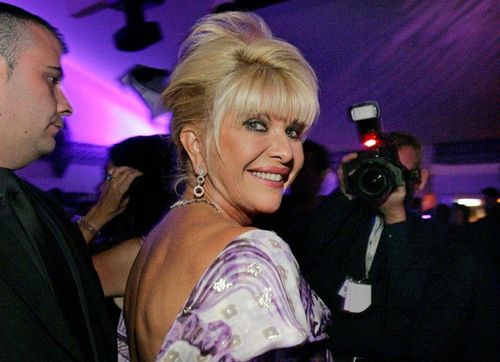 Bà Ivana Trump, vợ đầu tiên của cựu Tổng thống Mỹ Donald Trump, qua đời ở tuổi 73 tại nhà riêng ở thành phố New York. The New York Times dẫn nguồn tin từ các quan chức thực thi pháp luật cho biết bà có thể bị ngã xuống cầu thang và không có dấu hiệu tội phạm ở hiện trường. Bà Ivana và ông Trump kết hôn năm 1977, chia tay năm 1992. Họ có với nhau 3 người con: Donald Jr., Ivanka và Eric. Ảnh: Mario Anzuoni/Reuters.