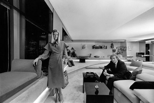 Bà Ivana nhập tịch Mỹ năm 1988.Trong suốt cuộc hôn nhân kéo dài 15 năm với ông Donald Trump, bà nắm giữ các vị trí quản lý quan trọng trong Trump Organization, theo Reuters. Bà Ivana đóng vai trò trong việc xây dựng hình ảnh truyền thông của nhà Trump trong những năm 1980. Khi đó, họ là một trong những cặp đôi quyền lực nổi bật nhất của thành phố New York. Ảnh: Fred R. Conrad/The New York Times.