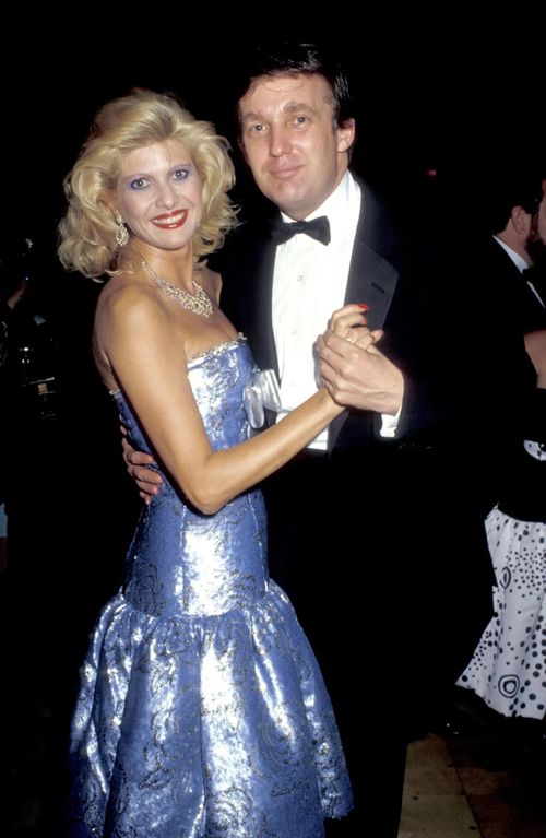 Trong chuyến công tác ở New York năm 1976, bà Ivana tình cờ gặp ông Donald Trump tại một nhà hàng. Bà nói với LiveSign rằng ông trùm bất động sản đã giúp mình và bạn bè đặt bàn rồi trả tiền cho bữa tối của họ. Hai người tổ chức đám cưới đình đám vào tháng 4/1977, sau 9 tháng kể từ lần đầu gặp gỡ. Tháng 12 cùng năm, họ chào đón con trai đầu lòng Donald Trump Jr. Bà Ivana tiếp tục sinh cho ông Trump con gái Ivanka và con trai út Eric. Ảnh: Ron Galella/Getty.