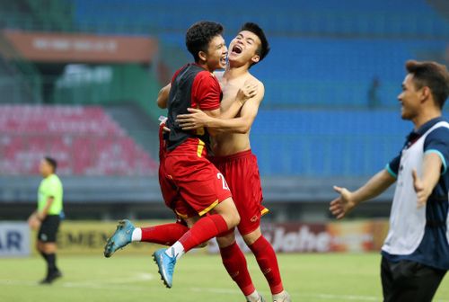 Các học trò của HLV Đinh Thế Nam ăn mừng cảm xúc sau trận thắng. Ở cấp độ U19, Thái Lan đã trải qua 6 trận đấu liên tiếp không thể vượt qua Việt Nam (3 thua, 3 hòa). 