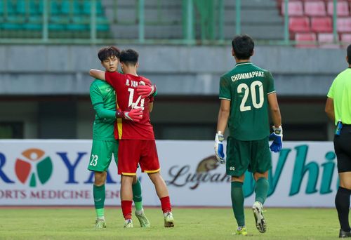 Ở loạt luân lưu, Cao Văn Bình sắm vai người hùng khi cản được cú đá ở lượt thứ 3 của cầu thủ mang băng đội trưởng của U19 Thái Lan, Chanapach Buaphan. Đây cũng là khoảnh khắc tạo ra bước ngoặt cho loạt luân lưu cân não. 