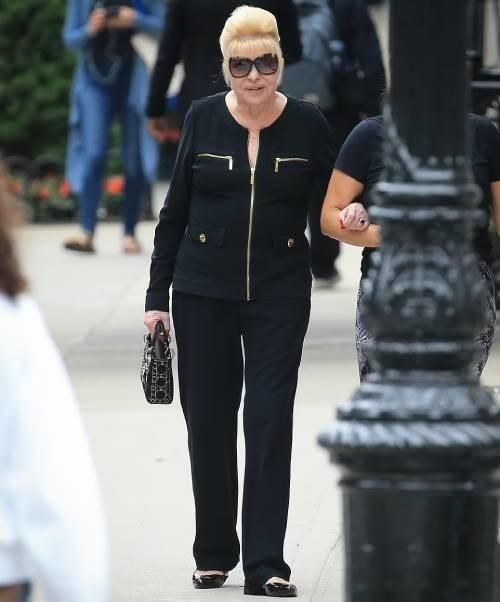 Bà Ivana trên đường phố New York hôm 22/6. (Nguồn: Mail)
