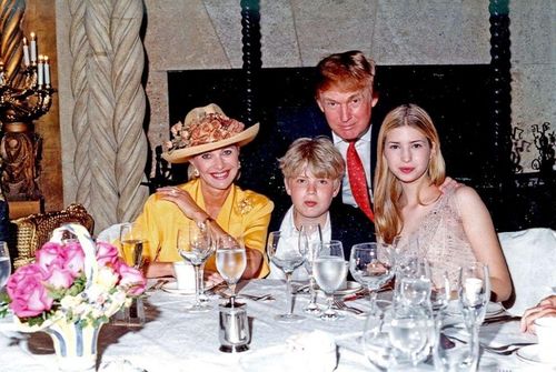Ivana Trump, Donald Trump, con trai Eric Trump và con gái Ivanka Trump (năm 1998)
