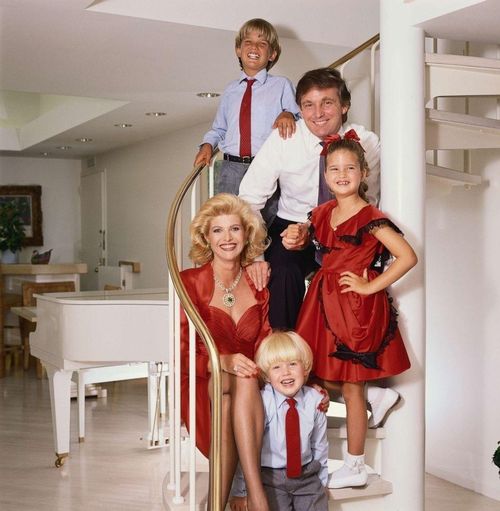Vợ chồng Trump cùng 3 người con Donald Jr., Ivanka và Eric (năm 1986)