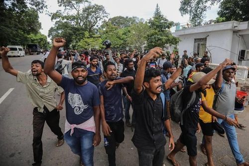 Đám đông hô vang các khẩu hiệu tại địa điểm biểu tình. Ảnh: AFP