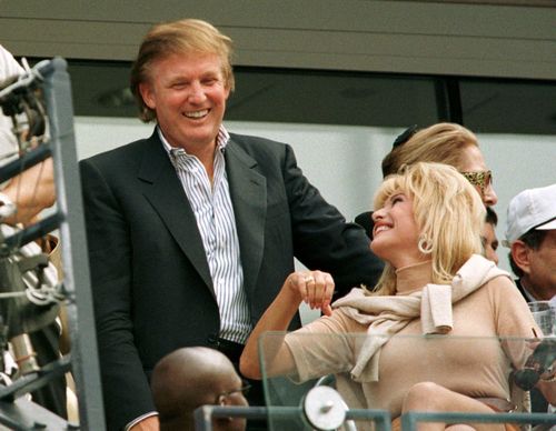  Donald Trump trò chuyện với vợ cũ Ivana Trump khi đi xem một trận đấu thể thao vào ngày 7/9/1997. Ảnh: Reuters. 