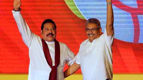 Ông Mahinda Rajapaksa (trái) và em trai, ông Gotabaya Rajapaksa (phải). Cả hai người từng giữ cương vị tổng thống Sri Lanka. Ảnh: AP.