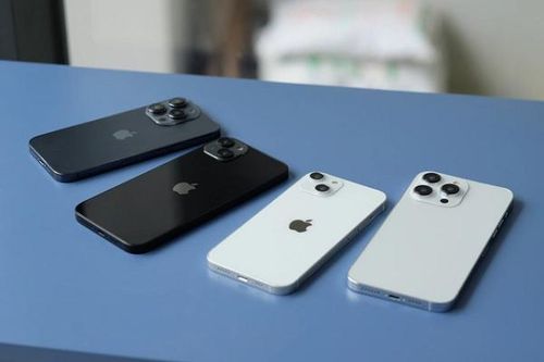 Tuy nhiên, cụm chữ "i" dường như chỉ tồn tại trên iPhone 14 Pro và Pro Max. Đối với iPhone 14 và chiếc iPhone 14 chưa rõ tên còn lại vẫn giữ thiết kế tai thỏ nhưng thu nhỏ hơn so với các thế hệ trước