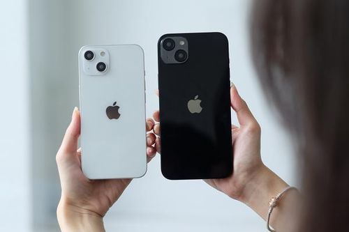 iPhone 14 Pro có thiết kế gần như không khác biệt so với iPhone 13 Pro Max ở mặt sau. Sản phẩm vẫn có cụm camera lớn, mặt lưng kính sần và logo chính giữa.Tuy nhiên, các ống kính được làm lồi hơn đáng kể so với thế hệ trước.