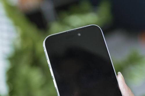 Apple sẽ lần đầu tiên cho ra mắt một phiên bản iPhone 14 Max với kích thước màn hình tương đương 14 Pro Max nhưng cấu hình thấp hơn. 2 phiên bản Pro được trang bị 3 camera còn 2 phiên bản thường sẽ có camera kép đặt chéo nhau.