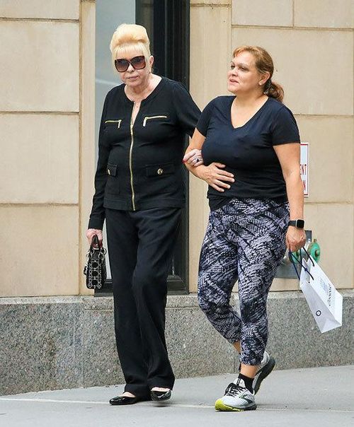 Bà Ivana Trump và trợ lý trên phố Manhattan hôm 22/6. Ảnh: DM