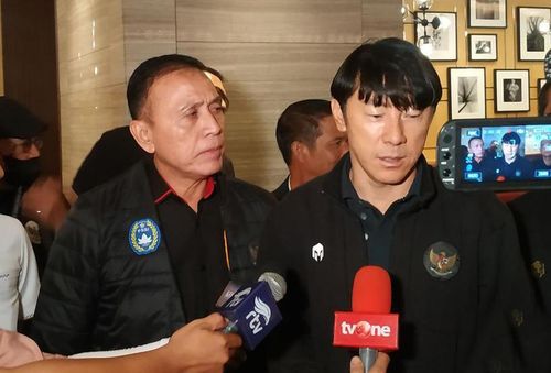 Chủ tịch PSSI, ông Mochamad Iriawan và HLV Shin Tae-yong