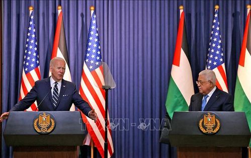 Tổng thống Palestine Mahmoud Abbas (phải) và Tổng thống Mỹ Joe Biden tại cuộc họp báo chung ở Bethlehem, Bờ Tây, ngày 15/7/2022. Ảnh: AFP/TTXVN