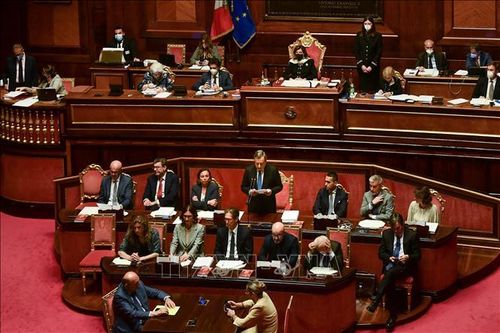 Thủ tướng Italy Mario Draghi (giữa) phát biểu tại một phiên họp của Thượng viện ở Rome. Ảnh tư liệu: AFP/TTXVN