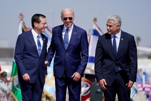 Tổng thống Israel Isaac Herzog (bên trái) và Thủ tướng Yair Lapid tiếp đón Tổng thống Mỹ Joe Biden.