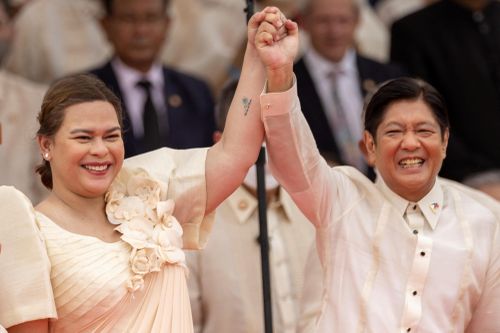 Tổng thống Marcos và Phó tổng thống Duterte trong lễ nhậm chức hôm 30/6. Ảnh: Reuters.